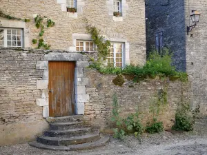 Noyers - Voordeur van een stenen huis