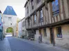 Noyers - Porte d'Avallon (porte fortifiée) et rue pavée bordée de maisons anciennes