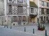 Noyers - Façades de maisons anciennes à colombages