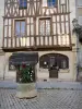 Noyers - Ancien puits installé sur la place de l'hôtel de ville