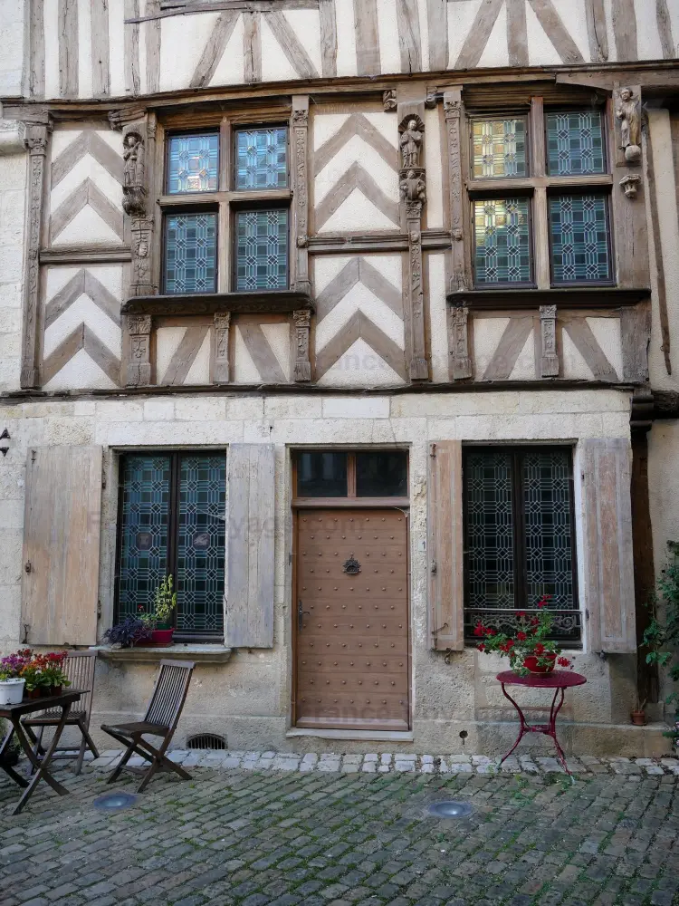 Noyers-sur-Serein - Noyers: Façade d'une maison ancienne à pans de bois