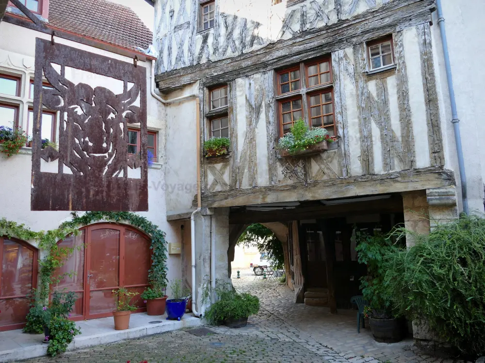 Noyers-sur-Serein - Noyers: Passage couvert et maisons ancienne du village