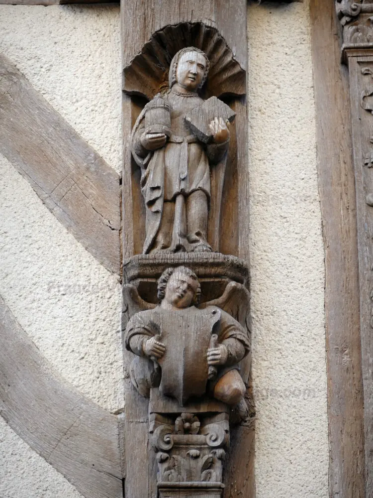 Noyers-sur-Serein - Noyers: Personnages sculptés ornant la façade d'une maison à pans de bois