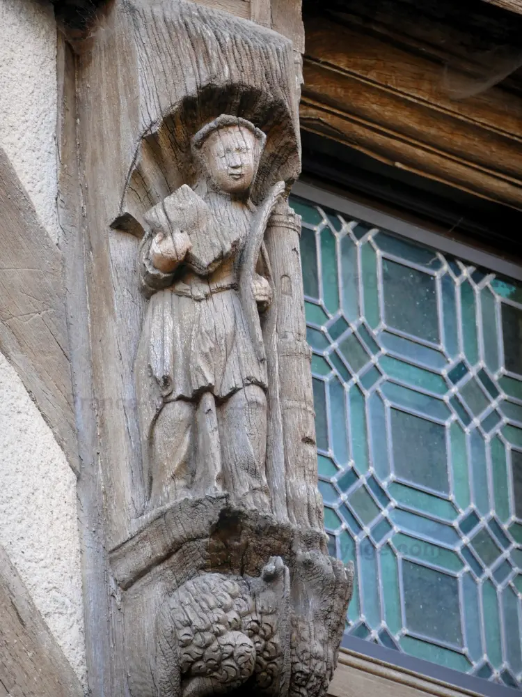 Noyers-sur-Serein - Noyers: Personnage sculpté sur la façade d'une vieille maison à pans de bois