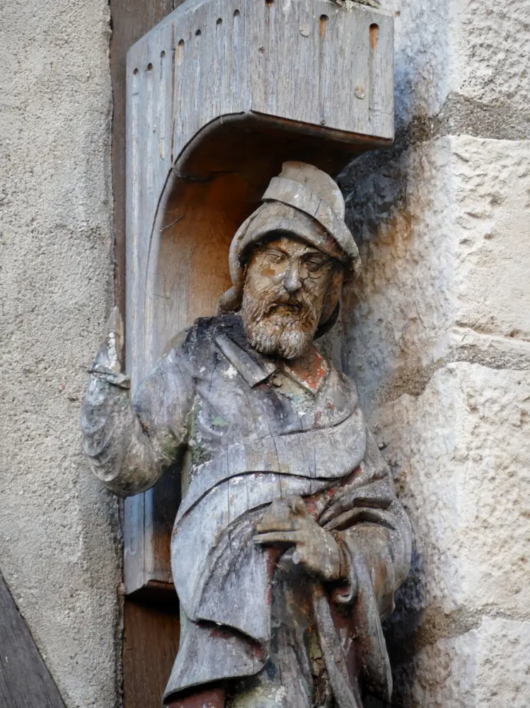 Noyers-sur-Serein - Noyers: Personnage sculpté sur la façade d'une maison ancienne à pans de bois