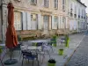 Noyers-sur-Serein - Noyers: Terrasse de café et maisons de la cité médiévale