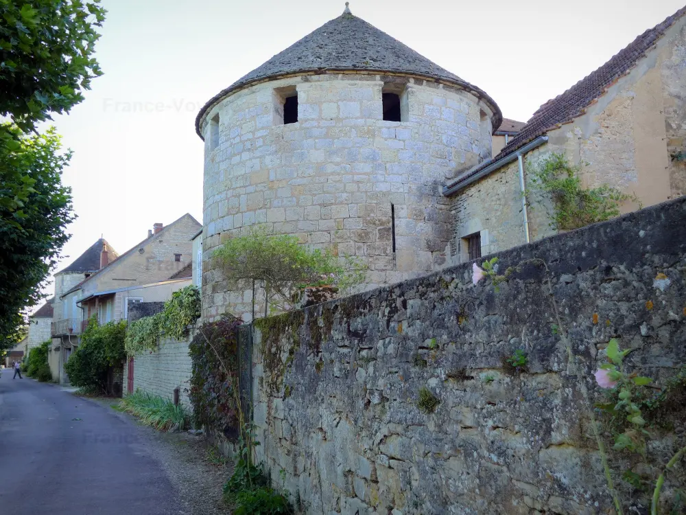 Noyers-sur-Serein - Noyers: Promenade le long des tours des remparts