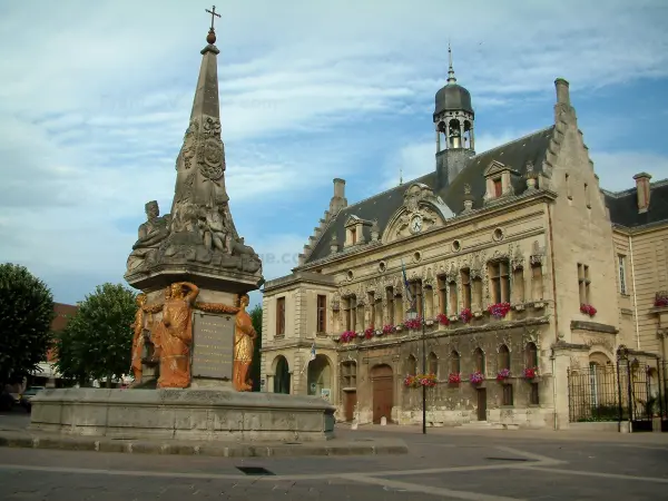 Noyon - Dolphin Square met fontein en de renaissance gevel van het gemeentehuis (mairie)