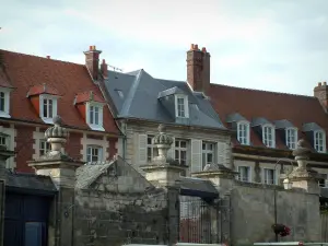 Noyon - Canonical wijk met portals en herenhuizen