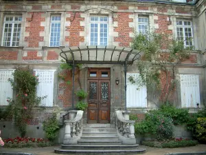 Noyon - Bakstenen huis met een entree trap, planten, rozen en bloemen