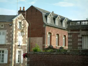 Noyon - Bakstenen huizen in de stad