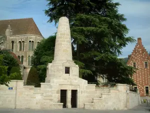 Noyon - Monumento ai caduti, alberi, arbusti e Cattedrale di Notre Dame