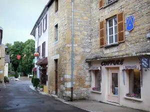 Nozeroy - Commerces et maisons du village