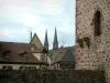 Obernai - Ronde van de wallen, huizen in het oude centrum en de kerk van de Heiligen Peter en Paul