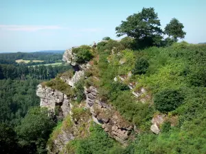 Oëtre rock - Swiss Normandy (Suisse Normande): Oëtre rock (natural viewpoint) overlooking the surrounding wooded landscape