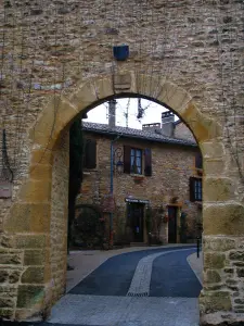 Oingt - Nizy deur (ingang van het middeleeuwse dorp), straat en stenen huis, in het Land van Golden Stone (Beaujolais)