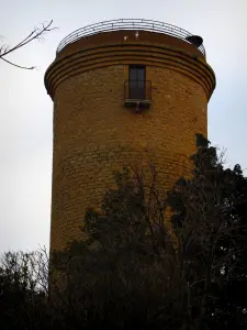 Oingt - Mantenga (torre) de la villa medieval, en la Tierra de Oro de Piedra (Beaujolais)