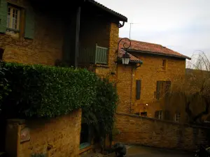 Oingt - Maisons en pierre du village médiéval, dans le Pays des Pierres Dorées (Pays Beaujolais)