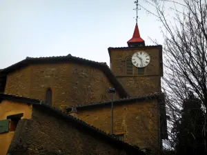 Oingt - Torre de la iglesia de la villa medieval, en la Tierra de Oro de Piedra (Beaujolais)