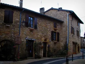 Oingt - Rue et maisons en pierre du village médiéval, dans le Pays des Pierres Dorées (Pays Beaujolais)