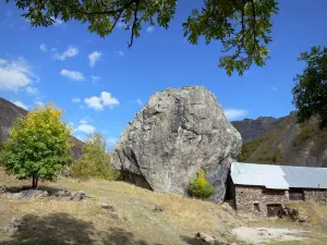 Oisans - El Perron aldea y su roca en el camino pastoral de Sarenne de cuello uterino