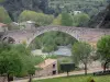 Olargues - Jaur brug over de rivier, huizen, bomen aan de rand van het water, in het Regionaal Natuurpark van de Haut Languedoc