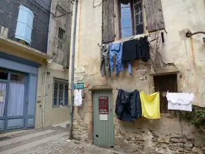 Olargues - Case del villaggio e panni stesi