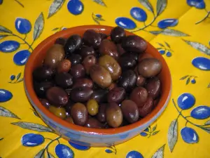 Olive von Nizza - Oliven in einem Topf