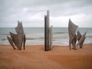 Omaha Beach - Site du Débarquement : plage d'Omaha, monument commémoratif, mer (la Manche) et ciel nuageux