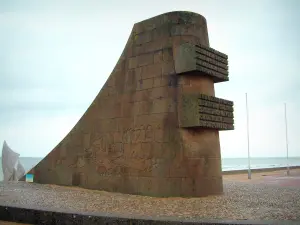 Omaha Beach - Landing site: commemorative monuments