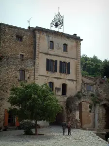 Oppède-le-Vieux - Platz des Dorfes mit Baum, gewölbtem Durchgang und Häuser