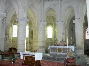 Orbais-l'Abbaye - Intérieur de l'église abbatiale Saint-Pierre-Saint-Paul : maître-autel et choeur
