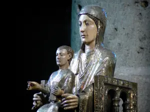 Orcival basilica - Inside of the Notre-Dame Romanesque basilica: statue of the Virgin in Majesty