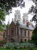 Orléans - Towers en torenspits van de Heilig Kruis Kathedraal (Gotische gebouw), Groslot hotel (Renaissance gebouw) wonen het gemeentehuis (mairie) en een bloemrijke tuin (bloemen)