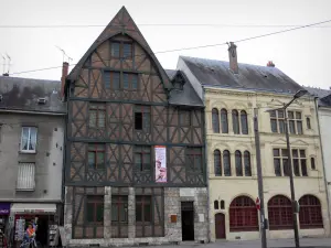 Orléans - Haus Johanna von Orléans (Jeanne d'Arc) und Haus Porte Renard rechts