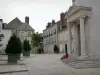 Orléans - Temple, arbustes en pots et maisons de la vieille ville