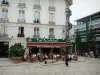 Orléans - Immeubles et terrasse de café de la place du Châtelet