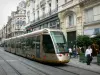 Orléans - Republic Street: tram, winkels en gebouwen