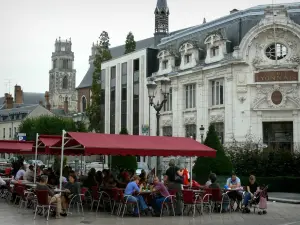 Orléans - Häuser und Strassencafé des Platzes Martroi, Kirchturm der Kirche Saint-Pierre-du-Martroi und Türme der Kathedrale Sainte-Croix im Hintergrund