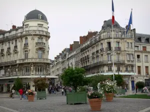 Orléans - Platz Martroi: Bauten, Boutiquen, Sträucher und Rosenstöcke in Töpfen