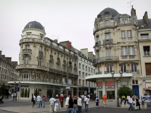 Orléans - Gebäude und Einkaufsläden des Platzes Martroi