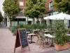 Orléans - Terrasse de café, arbres et immeubles