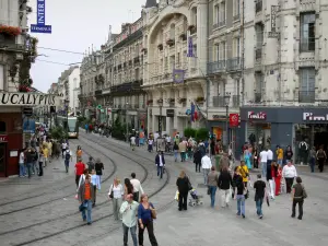 Orléans - Strasse République: Gebäude, Einkaufsläden und Tram