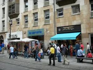 Orléans - Gebäude und Boutiquen der Strasse République