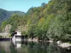Orlu-Tal - Tal des Oriège: See von Orgeix (See Campauleil), Staudamm, und Bäume am Wasserufer