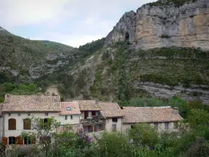 Orpierre - Cliff (rock faces) overlooking the houses of the village