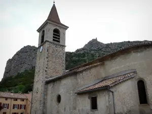 Orpierre - Église du village et parois rocheuses en arrière-plan