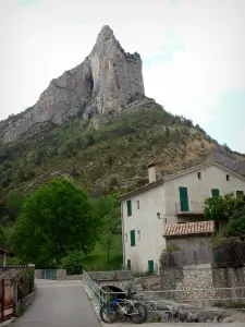 Orpierre - Maison en contrebas de la falaise (paroi rocheuse)