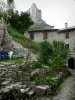 Orpierre - Jardin en terrasses, ruelle, maisons du village et falaise (paroi rocheuse) en arrière-plan