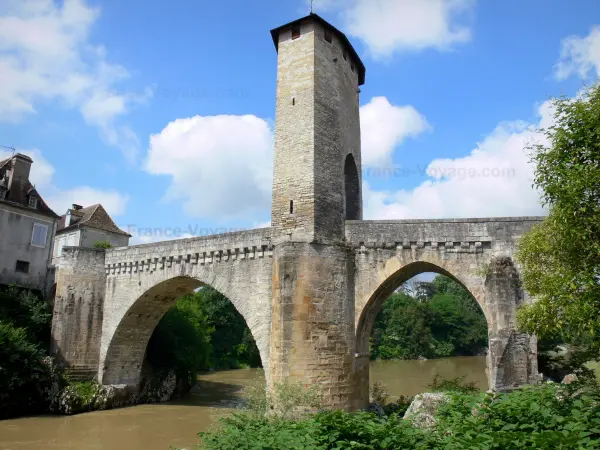 Orthez - Alte Brücke, mit ihrem befestigten Turm in der Mitte, überspannend den Sturzbach Pau; im Béarn